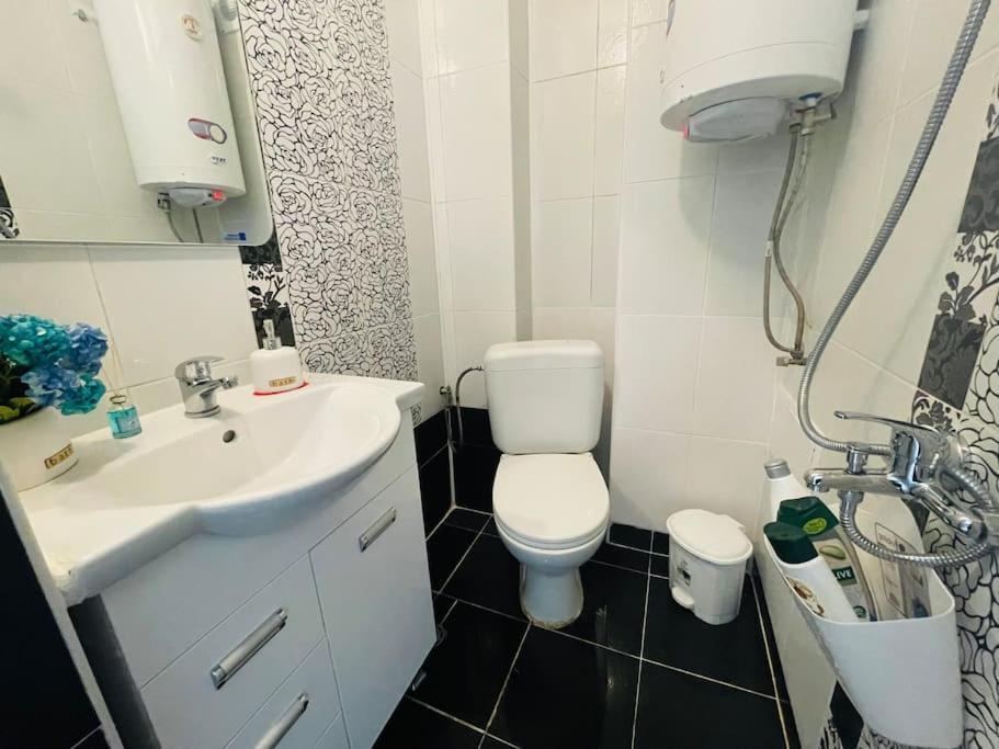 By The Sea - With Free Parking Daire